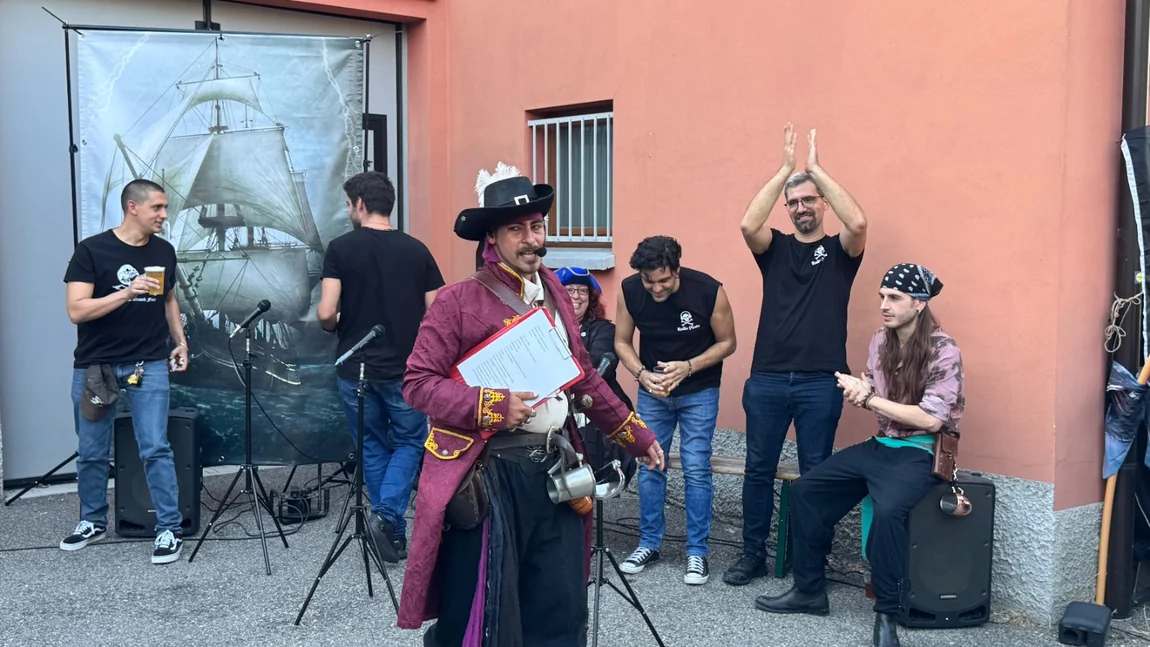 Alejandro in costume durante un momento di intrattenimento dal vivo